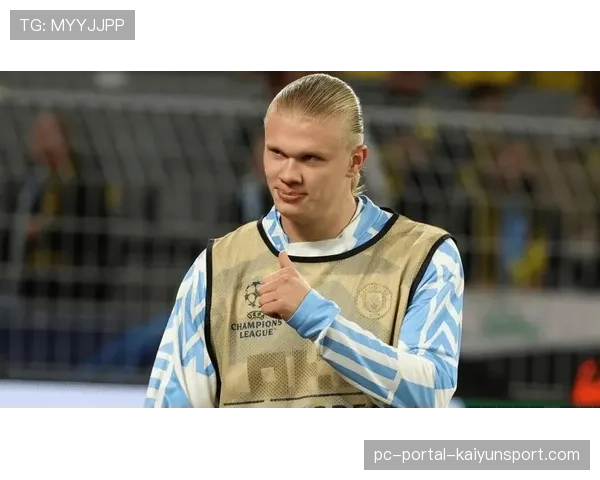 小球迷冲入场内与哈兰德击掌，随后被保安带离